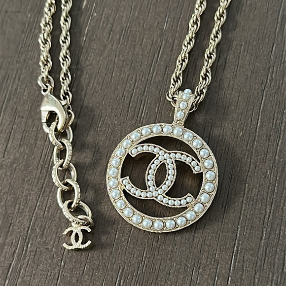 Chanel gold&pearl CC pendant necklace - Picture 1 of 10